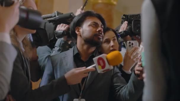 Folla Dei Giornalisti Circonda Uomo Affari Nel Corridoio Della Costruzione — Video Stock