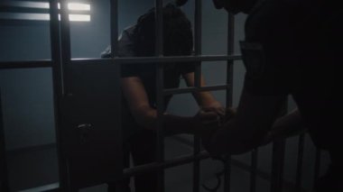 Hapishane müdürü demir parmaklıkların arkasında duran genç mahkumun kelepçelerini çıkarıyor. Çok ırklı gençler ıslah evinde ya da gözaltı merkezinde hapis yatıyorlar. Hücredeki suçlu mahkumlar.
