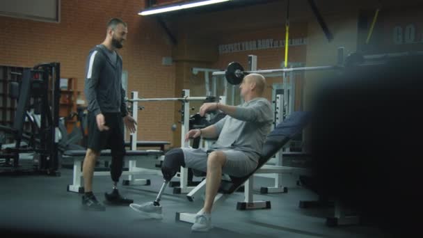Athletic Man Prosthetic Leg Exercises Barbell Modern Gym Personal Fitness — Stock Video
