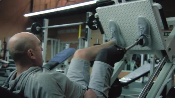 Modern Fitness Merkezinde Bacak Pres Makinesi Üzerinde Protez Bacak Egzersizi — Stok video