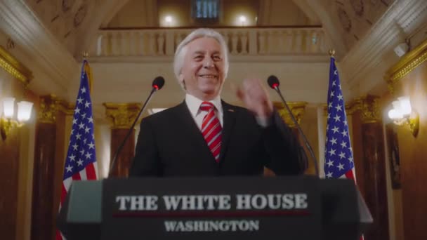 Der Neue Präsident Lächelt Und Zeigt Bei Der Pressekonferenz Nach — Stockvideo