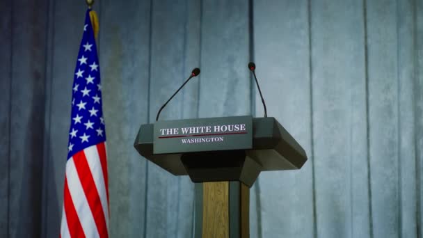在新闻发布会大厅为美国的政府代表或白宫的政治家举行演讲会 Podium的辩论站在舞台上的麦克风 背靠美国国旗 — 图库视频影像