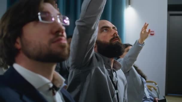 Διάφοροι Δημοσιογράφοι Σηκώνουν Χέρια Στην Εκστρατεία Του Τύπου Στην Αίθουσα — Αρχείο Βίντεο