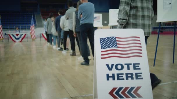 在这里投票在地板上签名 许多多种族的美国公民来到投票站投票 美国的全国选举日 美国总统候选人的政治竞争 Dolly Shot — 图库视频影像