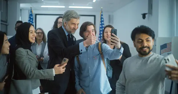 Glückliche Multiethnische Bürger Machen Nach Der Stimmabgabe Selfies Mit Dem Stockbild