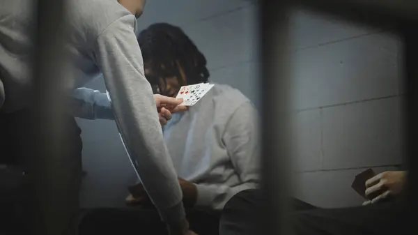 Tres Prisioneros Adolescentes Multiétnicos Juegan Cartas Celda Prisión Los Reclusos —  Fotos de Stock