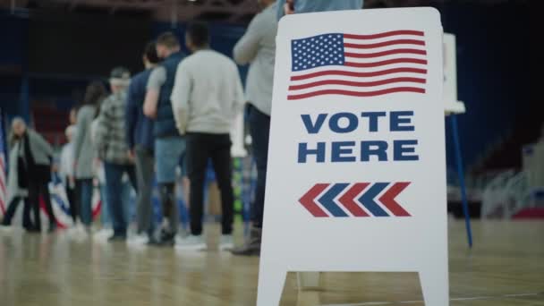 Voten Aquí Firmen Sala Cola Ciudadanos Estadounidenses Multiétnicos Vienen Votar — Vídeos de Stock