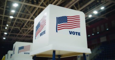 Oy verme kabininde Amerikan bayrağı logosu var. Amerika Birleşik Devletleri 'nde Ulusal Seçim Günü. Başkanlık yarışı ve seçim haberleri. Vatandaşlık görevi, vatanseverlik ve demokrasi kavramı.