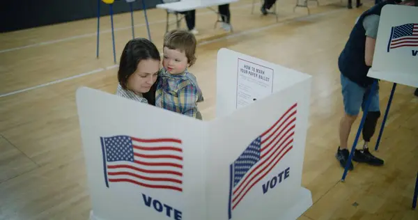 Female Voter Baby Hands Stands Voting Booth American Citizens Come — Stock Photo, Image