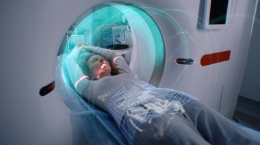 Kadın MRI ya da CT tarama prosedüründen geçiyor. Yatakta makinenin içinde yatıyor. Kadın hastaların beyin ve vücut taramalarının VFX animasyonu. Modern tıp laboratuarında Ai ile gelişmiş gerçeklik ekipmanları.