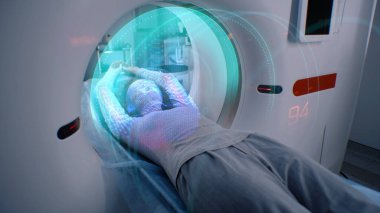 Kadın MRI ya da CT tarama prosedüründen geçiyor. Yatakta makinenin içinde yatıyor. Kadın hastaların beyin ve vücut taramalarının VFX animasyonu. Modern tıp laboratuarında Ai ile gelişmiş gerçeklik ekipmanları.