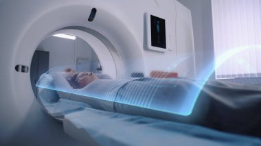 Kadın MRI ya da CT taramasından geçiyor, yatakta makinenin içinde hareket ediyor. Kadın hastaların beyin ve vücut taramalarının VFX animasyonu. Modern tıp laboratuarında bilimkurgu artırılmış gerçeklik ekipmanı.
