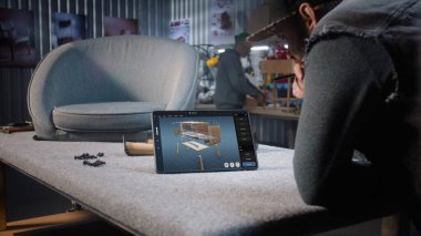 Tasarımcı dijital tablet ve stil kullanarak 3 boyutlu ahşap komodin modelini yaratıyor. Yaratıcı adam, mobilya tasarımı ve 3 boyutlu modelleme için profesyonel ai yazılımında çalışıyor. Tasarım yeniliği