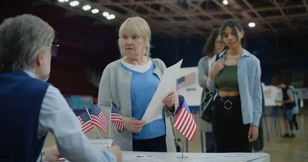 Amerikanische Bürger Kommen Wahllokalen Wählen Nehmen Bulletins Reifer Wahlleiter Berät lizenzfreie Stockbilder