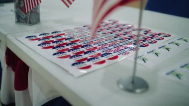 Amerika Birleşik Devletleri 'nde seçimler. Masanın üzerinde Amerikan bayrağı logosu ve yazıtları olan vatansever çıkartmaları kapatın. Başkanlık yarışı ve seçim haberleri. Vatandaşlık görevi ve vatanseverlik.