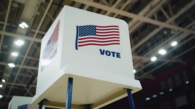Oy verme kabininde Amerikan bayrağı logosu var. Amerika Birleşik Devletleri 'nde Ulusal Seçim Günü. Başkanlık yarışı ve seçim haberleri. Vatandaşlık görevi, vatanseverlik ve demokrasi kavramı.