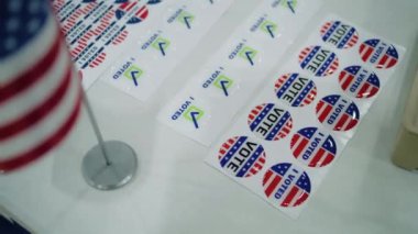Masanın üzerinde Amerikan bayrağı logosu ve yazıtları olan vatansever çıkartmaları kapatın. Amerika Birleşik Devletleri 'nde seçimler. Başkanlık yarışı ve seçim haberleri. Demokrasi ve vatanseverlik.