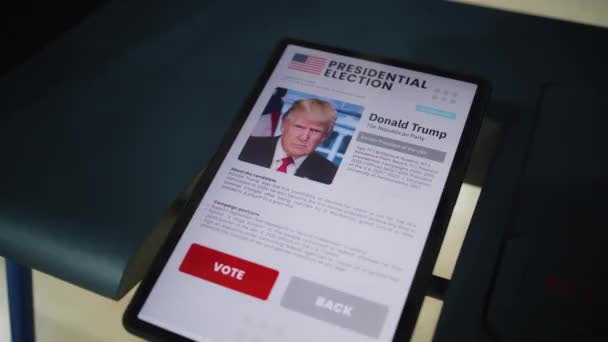 Zaporizhya Ukraine March 2024 タブレットコンピュータによる投票ブース タブレット画面に表示されるドナルド トランプとボタンに関する情報 投票のための現代デジタル技術 大統領 — ストック動画