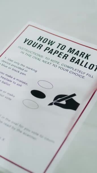 关于如何在投票站桌上的纸面选票上投票的指示的垂直截图 美利坚合众国的选举 总统竞选和选举报道 公民义务和 — 图库视频影像