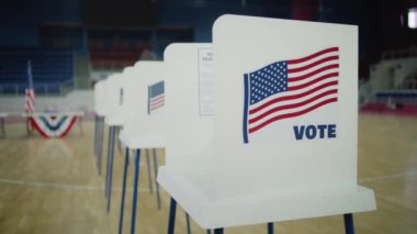 Amerika Birleşik Devletleri 'nde Ulusal Seçim Günü. Oy kullanma merkezlerinde Amerikan bayrağı logosu olan kabinler. ABD başkan adaylarının siyasi ırkları. Vatandaşlık görevi ve demokrasi kavramı.