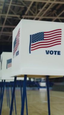 Amerika Birleşik Devletleri 'nde dikey çekim Ulusal Seçim Günü. Oy kullanma merkezlerinde Amerikan bayrağı logosu olan kabinler. ABD başkan adaylarının siyasi ırkları. Vatandaşlık görevi kavramı ve