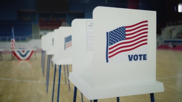 アメリカ合衆国の国民選挙の日 投票所でアメリカンフラッグロゴの投票ブース アメリカ合衆国大統領候補の政治的競争 市民の義務と民主主義の概念 — ストック動画
