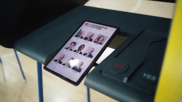 Cabina Votación Estación Votación Con Tablet Lista Candidatos Presidenciales Estadounidenses — Vídeos de Stock