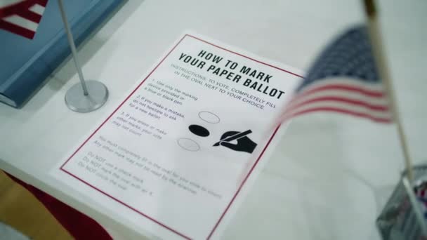 在投票站的桌上 结束关于如何投票的指示 美利坚合众国的选举 总统竞选和选举报道 公民义务和民主 — 图库视频影像