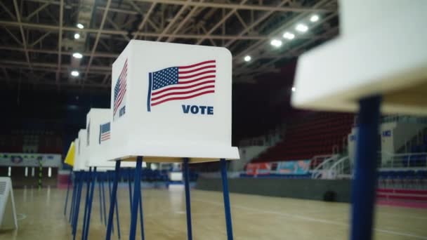 アメリカ合衆国の国民選挙の日 投票所でアメリカンフラッグロゴの投票ブース アメリカ合衆国大統領候補の政治的競争 市民の義務と民主主義の概念 — ストック動画