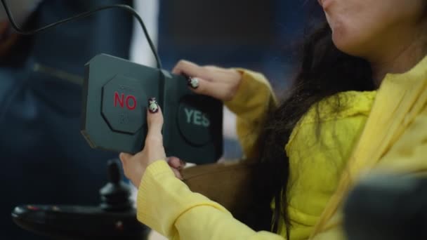 Fiziksel Engelli Bir Kadının Vermek Için Uzaktan Kumanda Düğmelerini Kullanması — Stok video