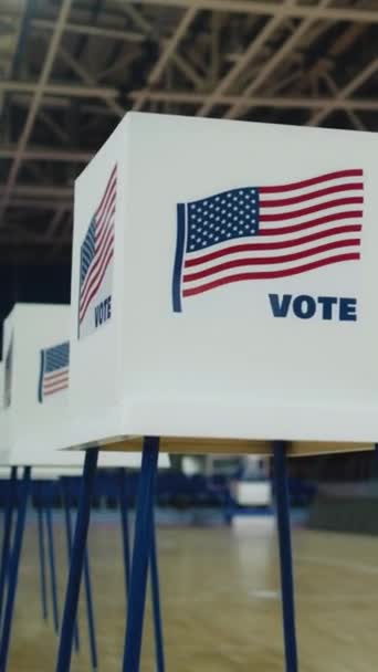 在美利坚合众国 垂直拍摄了全国选举日 投票站设有印有美国国旗标志的投票亭 美国总统候选人的政治竞争 公民义务的概念和 — 图库视频影像