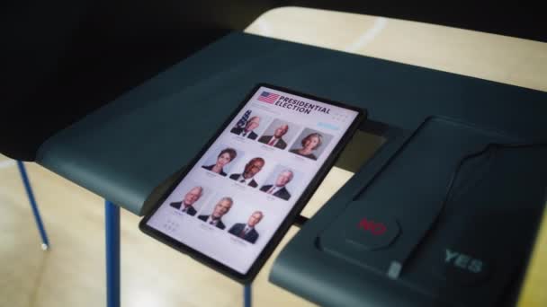 Lista Amerykańskich Kandydatów Prezydenta Wyświetlana Ekranie Tabletu Kabina Głosowania Tabletem — Wideo stockowe