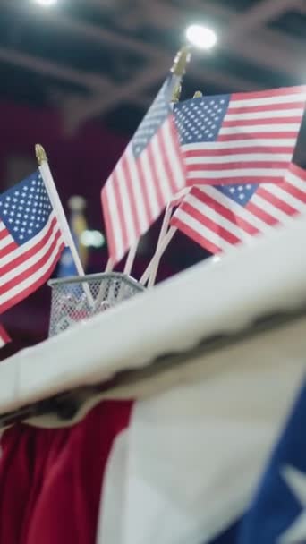 Вертикальні Вибори Сша Крупним Планом Стіл Реєстрації Голосування Американськими Прапорами — стокове відео