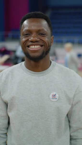 在美国总统选举中投票后 美国公民高兴极了 图上的非裔美国人面带微笑地看着站在投票站的摄像机 — 图库视频影像