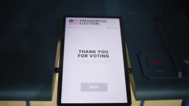Tablet ekranında gösterilen yazıt için teşekkürler. Tablet bilgisayarı ve düğmeleri olan oy kabini. Modern dijital oylama teknolojisi. Amerika Birleşik Devletleri Başkanlık Seçimleri.