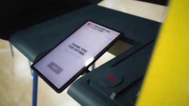 Tablet bilgisayarı ve düğmeleri olan oy kabini. Tablet ekranında gösterilen yazıt için teşekkürler. Modern dijital oylama teknolojisi. Amerika Birleşik Devletleri Başkanlık Seçimi.