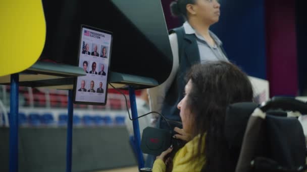 Γυναίκα Αναπηρία Αναπηρική Καρέκλα Χρησιμοποιεί Τηλεχειριστήριο Και Tablet Υπολογιστή Για — Αρχείο Βίντεο