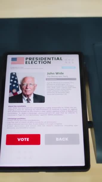 Tiro Vertical Cabina Votación Estación Votación Con Tablet Información Sobre — Vídeos de Stock