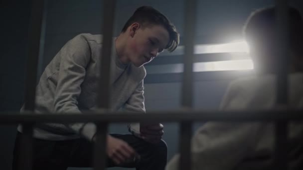 Καυκάσιος Έφηβος Κρατούμενος Παίζει Χαρτιά Στο Κελί Μαζί Άλλους Κρατούμενους — Αρχείο Βίντεο