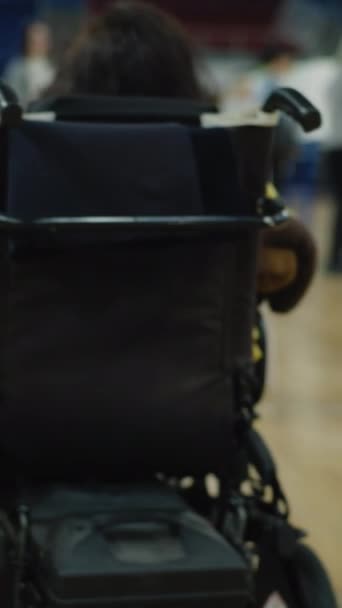 Žena Tělesným Postižením Motorovém Invalidním Vozíku Přichází Volit Volební Místnosti — Stock video
