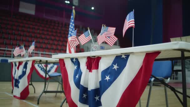 Τραπέζι Για Εγγραφή Στις Κάλπες Αμερικανικές Σημαίες Βρίσκεται Στο Εκλογικό — Αρχείο Βίντεο