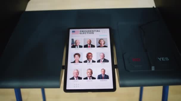 タブレットの画面に表示されるアメリカ大統領候補の一覧 タブレットコンピュータとボタンによる投票ブース 現代のデジタル投票技術 アメリカ合衆国選挙の日 — ストック動画