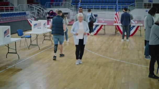 Multiethnic People Stand Voting Booths American Citizens Come Vote Polling — Stock Video
