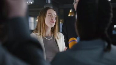 Basın kampanyası sırasında AB politikacısı. Avrupa Birliği 'nin olumlu kadın temsilcisi TV gazetecileriyle görüştü, siyasi görüşmeler sonrasında Avrupa Parlamentosu' nda medyaya röportaj verdi.