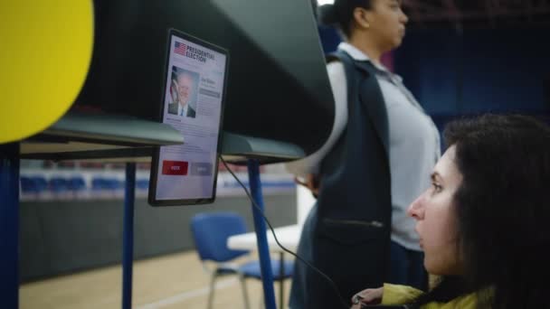 Zaporizhya Ukraine March 2024 身体残疾的妇女可以在投票站使用平板电脑进行选择和投票 Joe Biden 的竞选活动在平板电脑屏幕上展示 — 图库视频影像