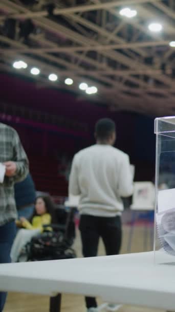 投票站桌子上立着的投票箱的垂直照片 美国老年选民来来去去 把公告放到箱子里 美国总统候选人的政治竞争 全国选举日 — 图库视频影像