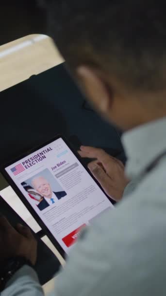 Zaporizhya Ukraine Marca 2024 Afroamerykanin Męski Wyborca Dokonuje Wyboru Głosuje — Wideo stockowe