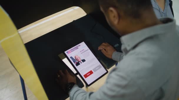 Afro Amerikaanse Man Mannelijke Kiezer Stemt Voor Amerikaanse Presidentskandidaat Stemhokje — Stockvideo