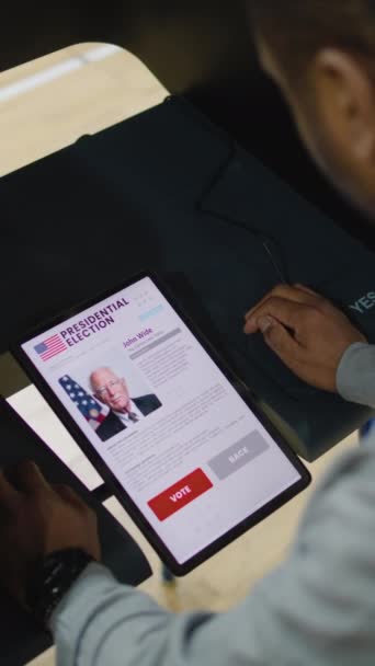 Hombre Afroamericano Votante Masculino Vota Por Candidato Presidencial Estadounidense Cabina — Vídeos de Stock