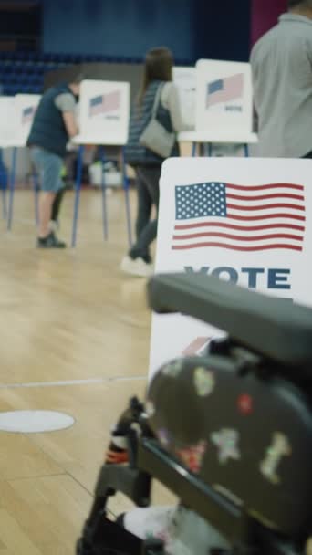 坐轮椅的身体残疾妇女在投票站投票 美国公民在美国总统候选人的政治竞选中 全国选举日 — 图库视频影像